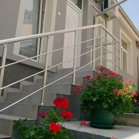 Paradisos Apartment *